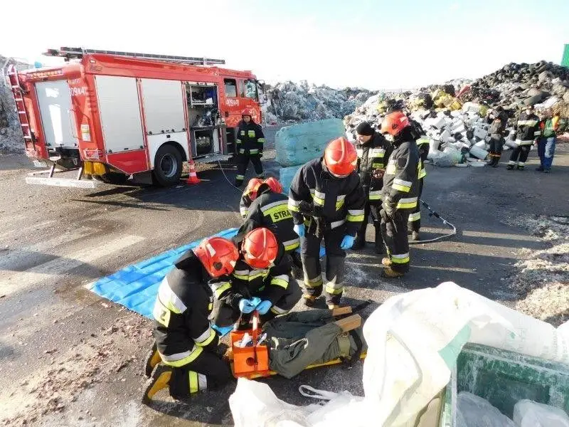 Pożar odpadów i pracownik pod 1,5-t ciężarem. Ćwiczenia koło Osłej
