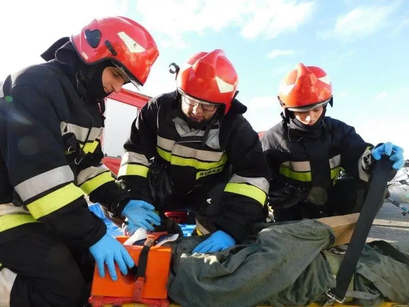 Pożar odpadów i pracownik pod 1,5-t ciężarem. Ćwiczenia koło Osłej