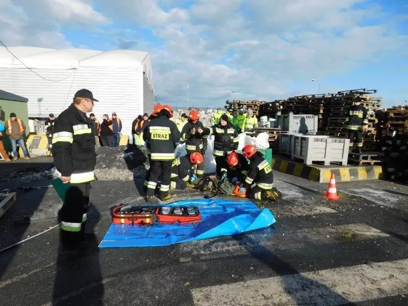 Pożar odpadów i pracownik pod 1,5-t ciężarem. Ćwiczenia koło Osłej
