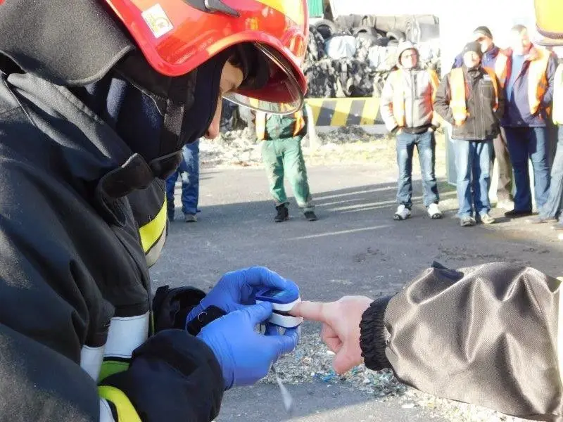 Pożar odpadów i pracownik pod 1,5-t ciężarem. Ćwiczenia koło Osłej