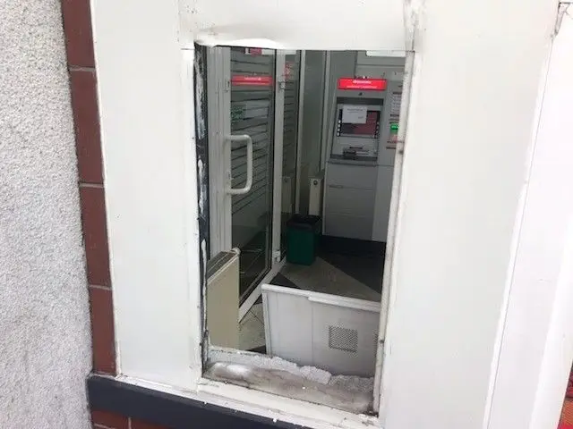 Wyrwali bankomat ze ściany