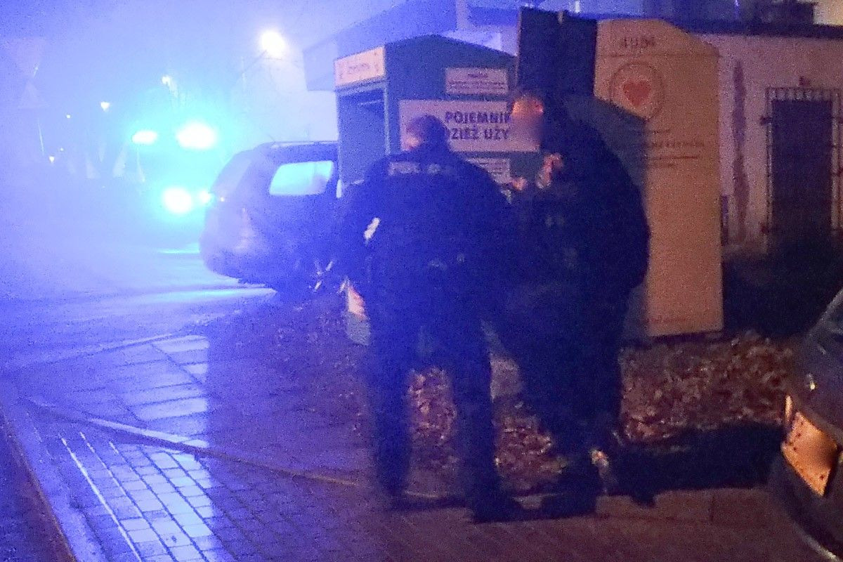 Agresywna kobieta szarpała się z policjantami