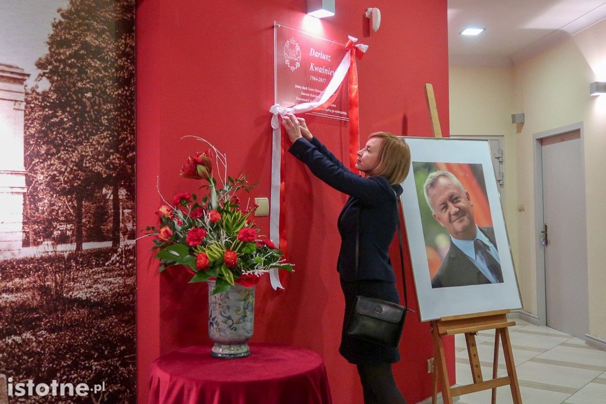 Tablicę poświęconą Dariuszowi Kwaśniewskiemu odsłonięto w Teatrze Starym