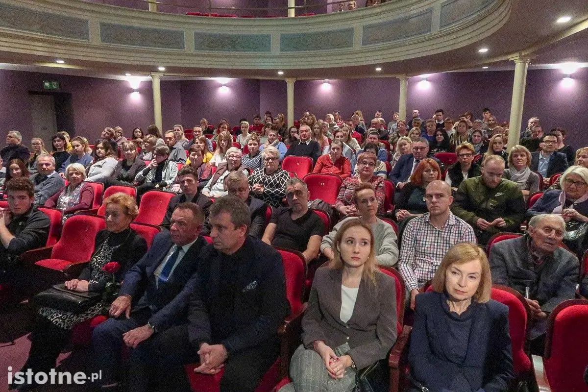 Tablicę poświęconą Dariuszowi Kwaśniewskiemu odsłonięto w Teatrze Starym