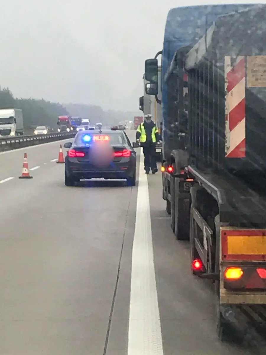 A4: tirowiec jechał zygzakiem, wjechał w barierki. Zatrzymali go inni kierowcy