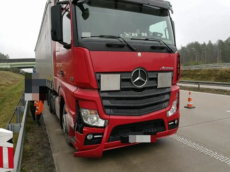 A4: tirowiec jechał zygzakiem, wjechał w barierki. Zatrzymali go inni kierowcy