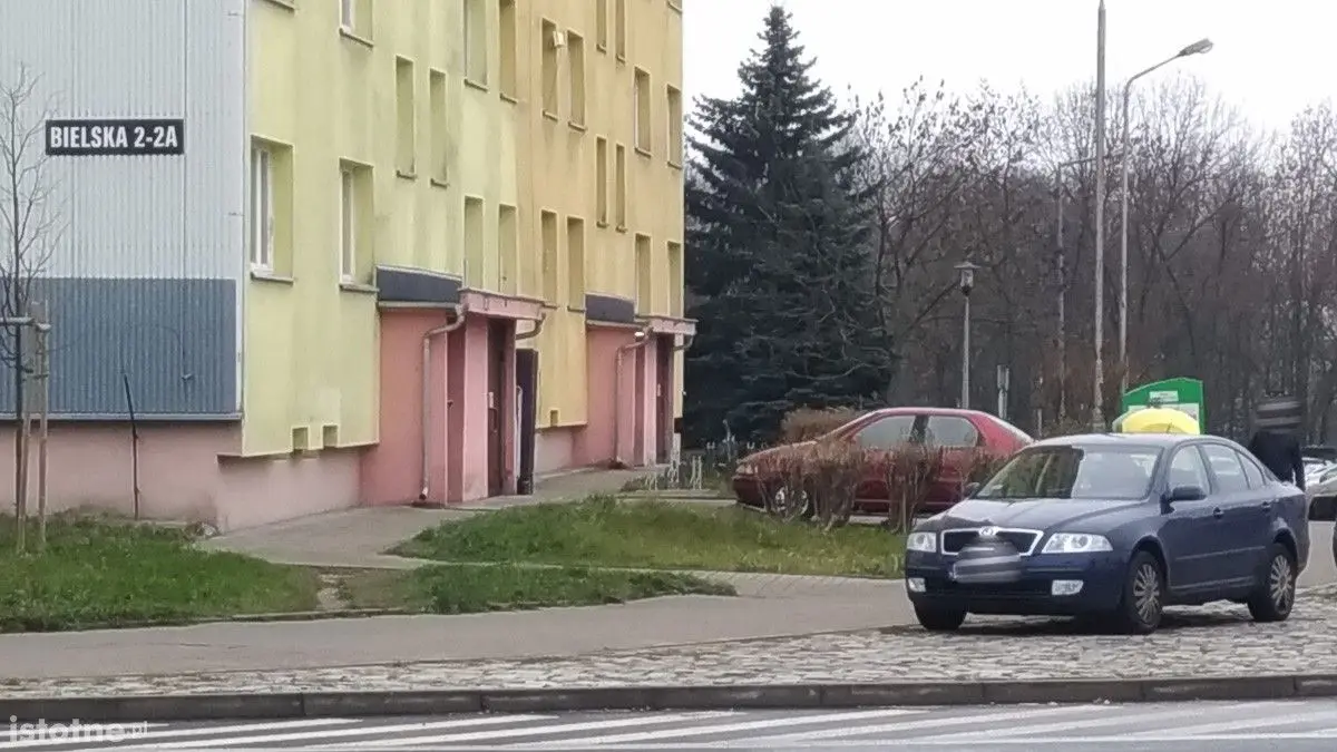 Mieszkańcy Bielskiej nie mają gdzie parkować. Powód? Klienci Orki