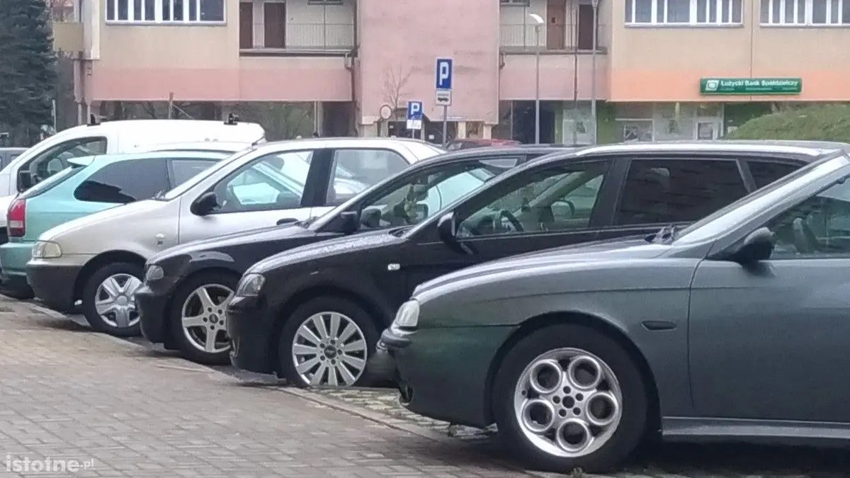 Mieszkańcy Bielskiej nie mają gdzie parkować. Powód? Klienci Orki