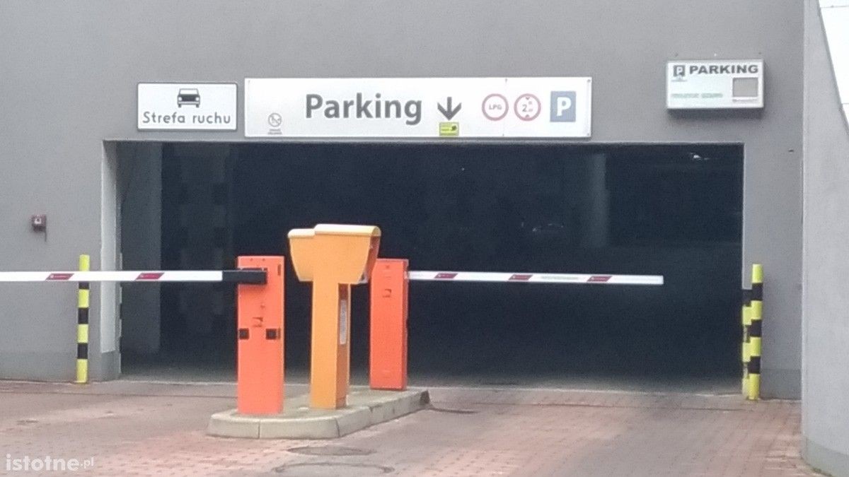 Mieszkańcy Bielskiej nie mają gdzie parkować. Powód? Klienci Orki