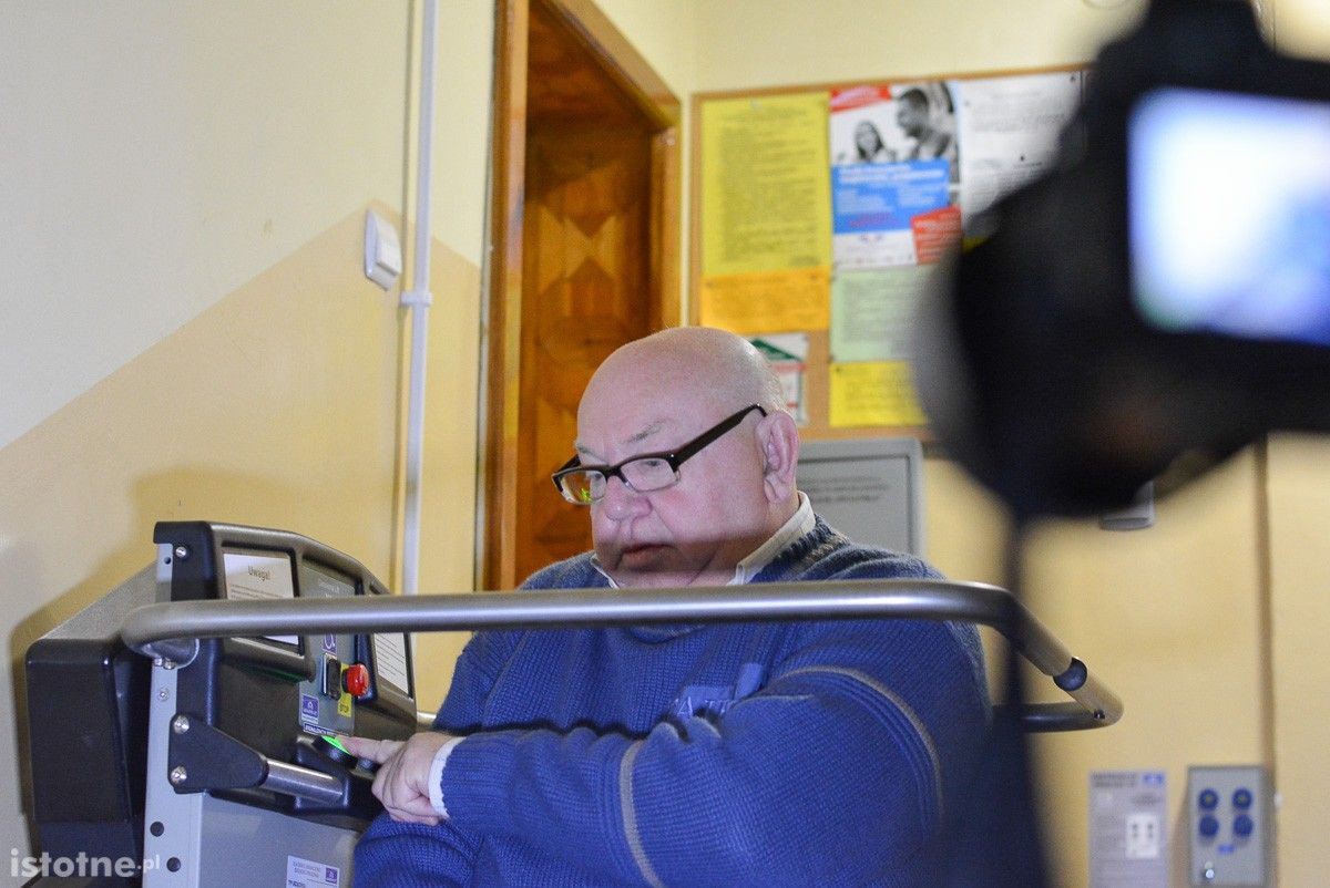 Wspaniały prezent świąteczny od Powiatowego Centrum Pomocy Rodzinie. Winda dla pana Edwarda