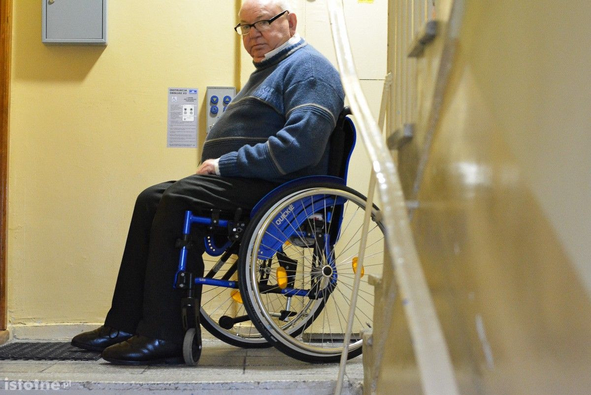 Wspaniały prezent świąteczny od Powiatowego Centrum Pomocy Rodzinie. Winda dla pana Edwarda