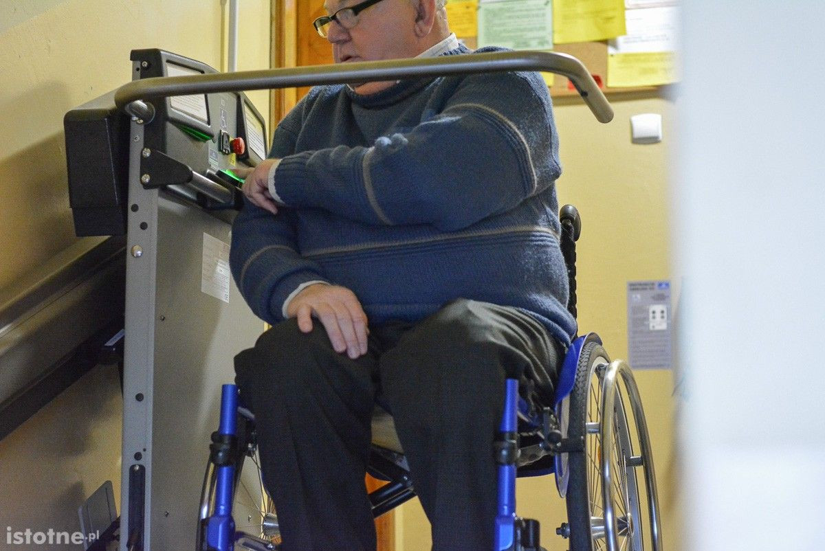 Wspaniały prezent świąteczny od Powiatowego Centrum Pomocy Rodzinie. Winda dla pana Edwarda