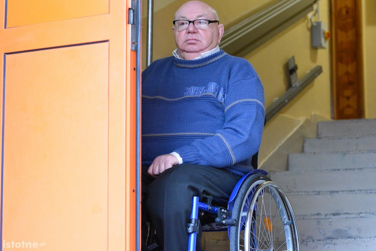 Wspaniały prezent świąteczny od Powiatowego Centrum Pomocy Rodzinie. Winda dla pana Edwarda