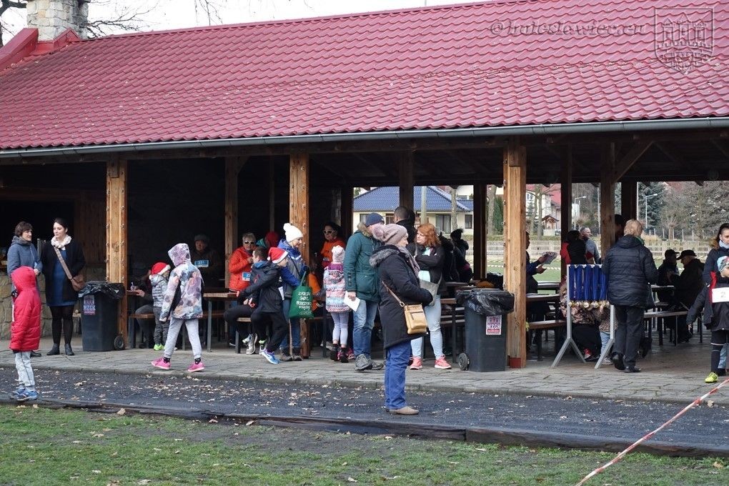 Ponad 130 biegaczy wzięło udział w zimowym biegu między mostami