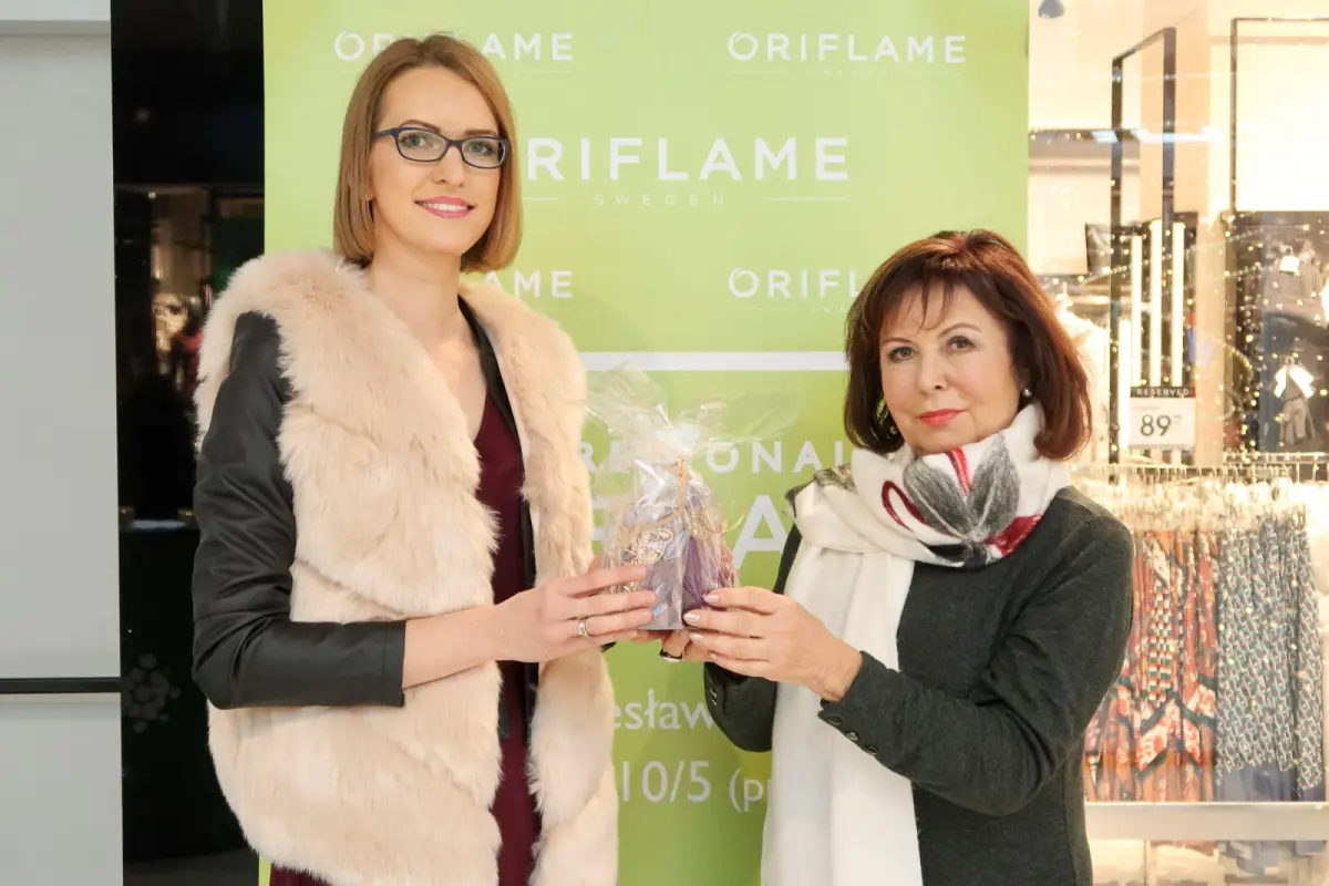Anika Fiłon z Oriflame wręcza prezent uczestniczce Metamorfoz