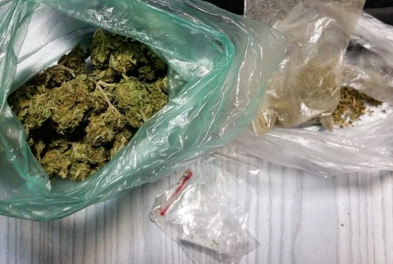 Para zatrzymana z marychą i metamfetaminą. Wpadli przez… siekierę na klatce