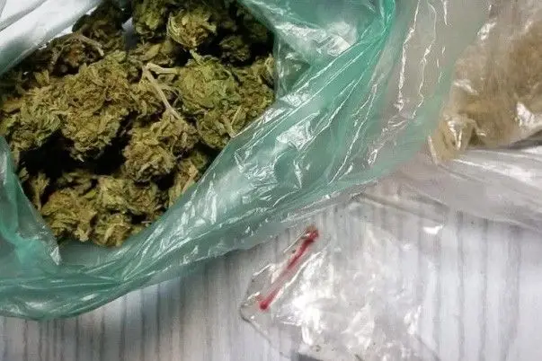 Para zatrzymana z marychą i metamfetaminą. Wpadli przez… siekierę na klatce