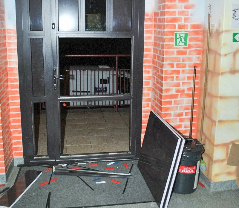 42-latek po pijaku rozwalił drzwi. Chciał się dostać do… podstawówki