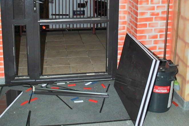 42-latek po pijaku rozwalił drzwi. Chciał się dostać do… podstawówki