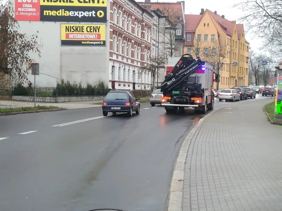 Wóz straży pożarnej na drodze