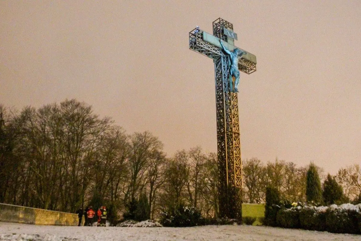 Mężczyzna na krzyżu milenijnym