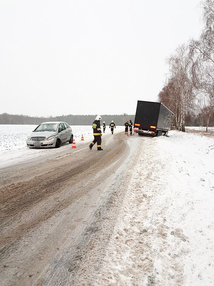 Kierująca mercedesem zderzyła się z ciężarówką, dostała mandat