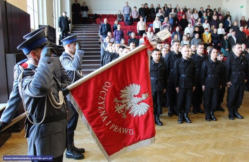 Ponad 80 nowych dolnośląskich policjantów. 4 będzie służyć w KPP Bolesławiec