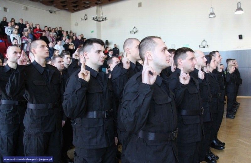 Ponad 80 nowych dolnośląskich policjantów. 4 będzie służyć w KPP Bolesławiec