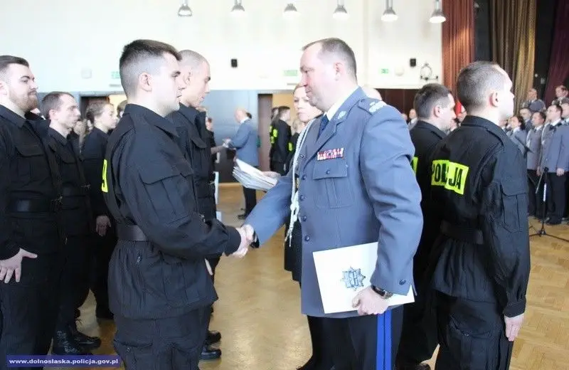 Ponad 80 nowych dolnośląskich policjantów. 4 będzie służyć w KPP Bolesławiec