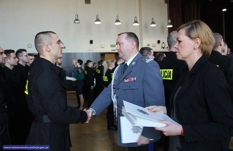 Ponad 80 nowych dolnośląskich policjantów. 4 będzie służyć w KPP Bolesławiec