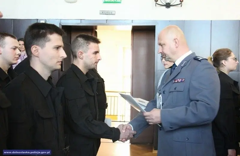 Ponad 80 nowych dolnośląskich policjantów. 4 będzie służyć w KPP Bolesławiec