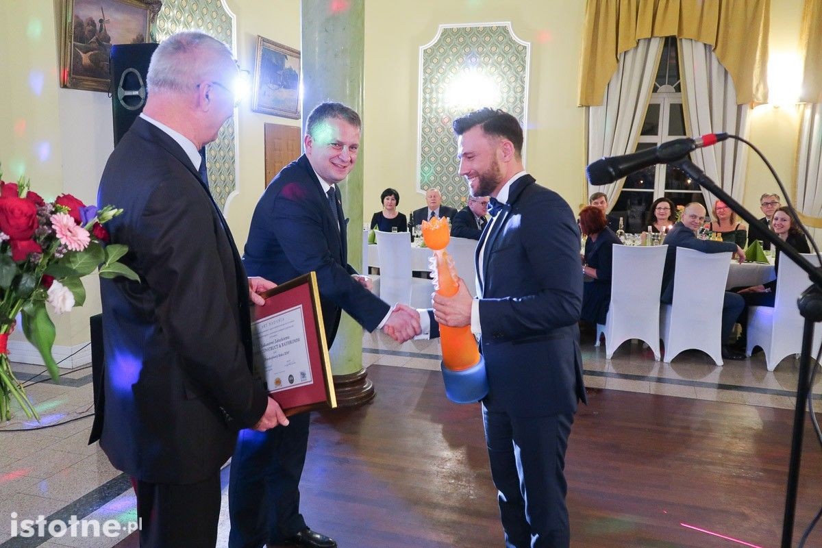Łukasz Załucki z Ready Construct & Bathroom odbiera nagrodę Kazimierza
