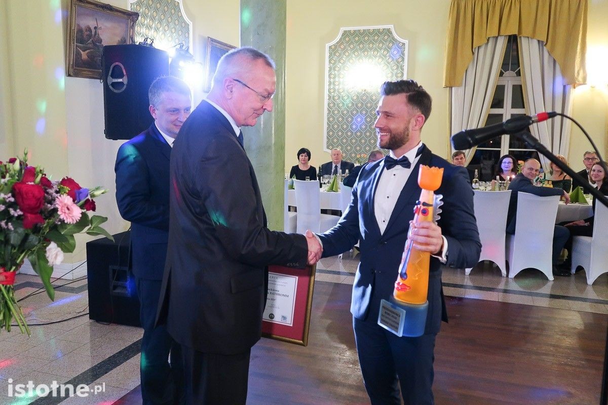Łukasz Załucki z Ready Construct & Bathroom odbiera nagrodę Kazimierza