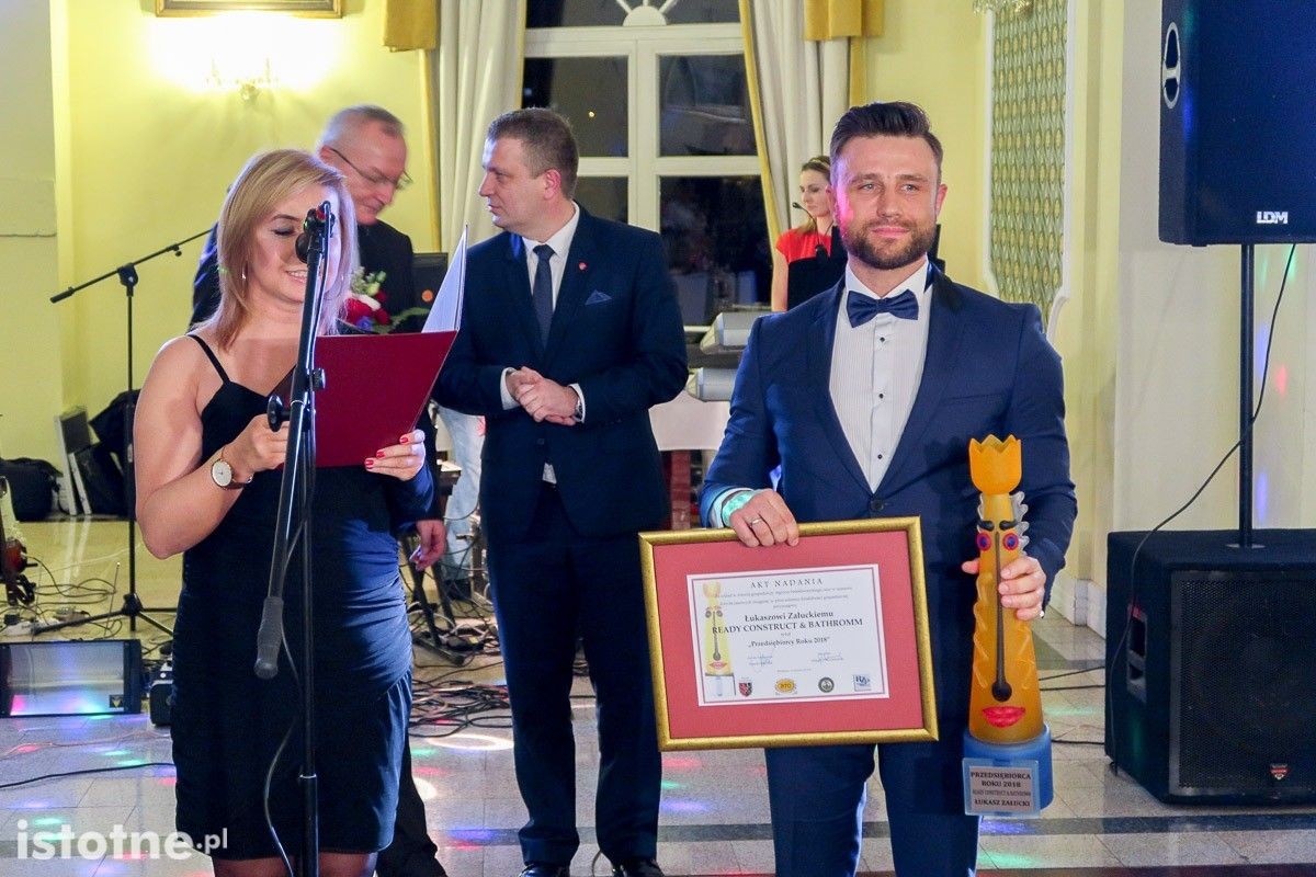 Łukasz Załucki z Ready Construct & Bathroom odbiera nagrodę Kazimierza