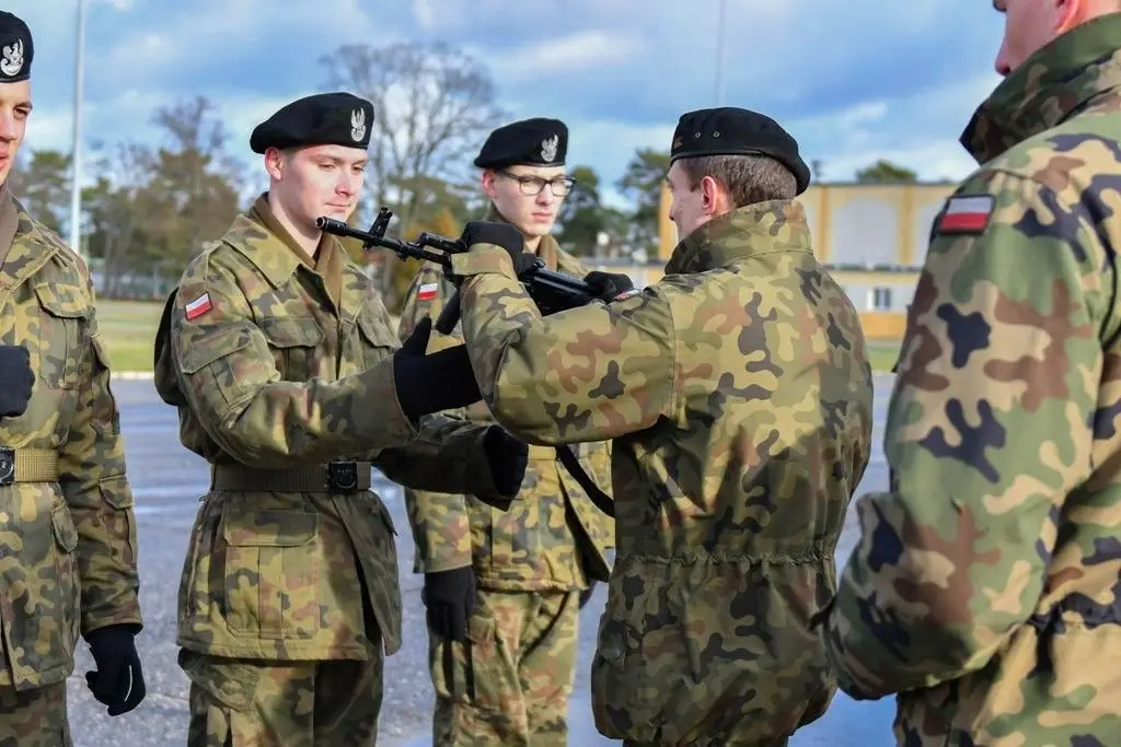 Niezapomniany dzień dla elewów. Wręczono im broń