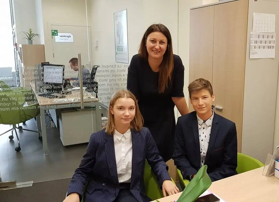 Patrycja Majewska ambasadorka BGŻBNP Paribas z uczniami: Adrianną Kowalską i Jakubem Górskim