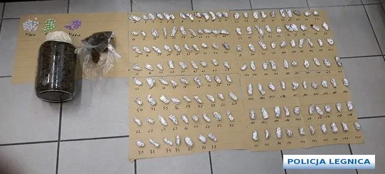 Wpadł z kilogramem (!) marychy i 66 tabletkami ecstasy. Diler aresztowany