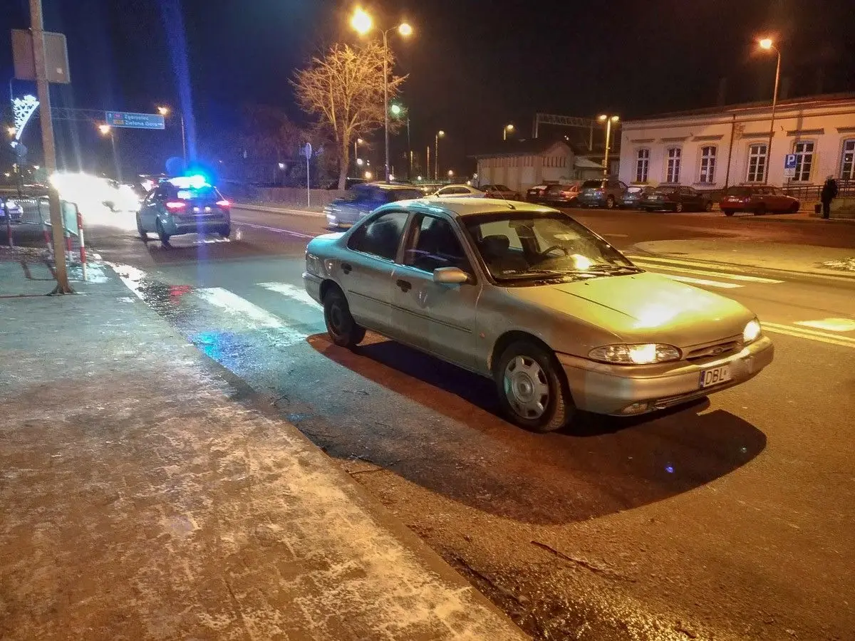 Kierowca potrącił kobietę na przejściu dla pieszych przy PKP