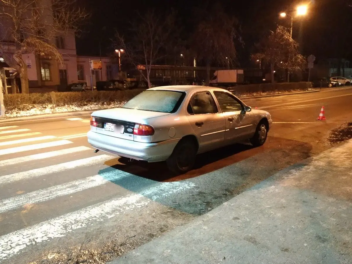 Kierowca potrącił kobietę na przejściu dla pieszych przy PKP