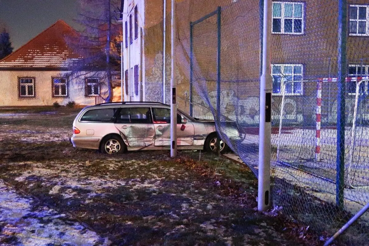 Osobówka staranowała ogrodzenie i wpadła na boisko budowlanki