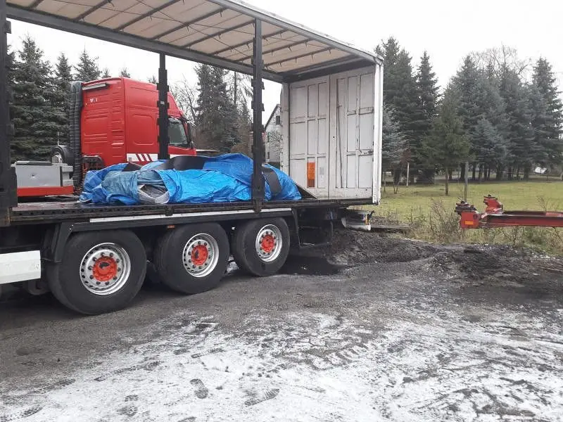Policja odzyskała naczepę z ładunkiem wartym ponad 820 tys. zł i busa