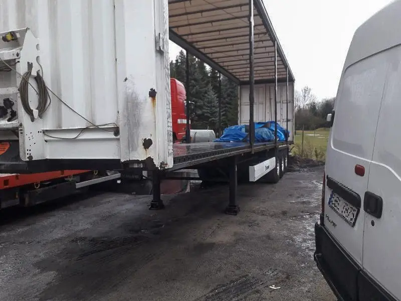 Policja odzyskała naczepę z ładunkiem wartym ponad 820 tys. zł i busa