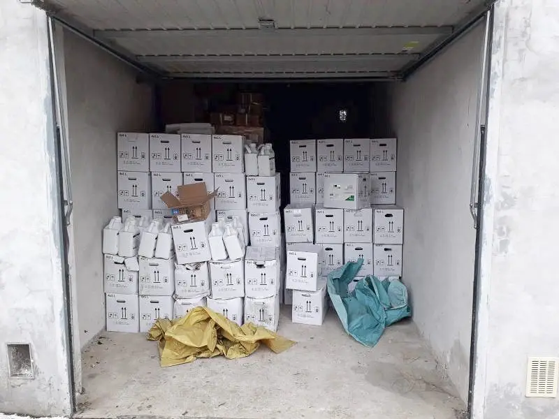 Policja odzyskała naczepę z ładunkiem wartym ponad 820 tys. zł i busa