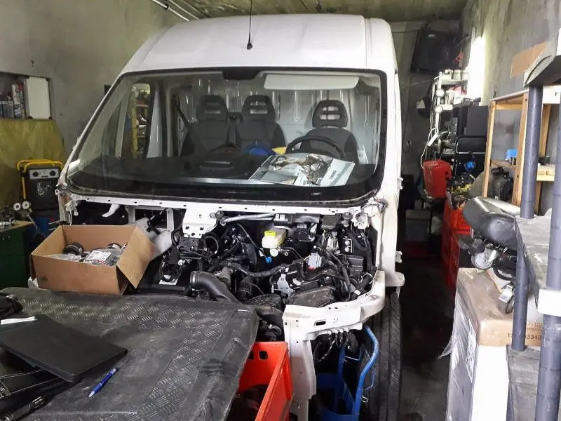 Policja odzyskała naczepę z ładunkiem wartym ponad 820 tys. zł i busa