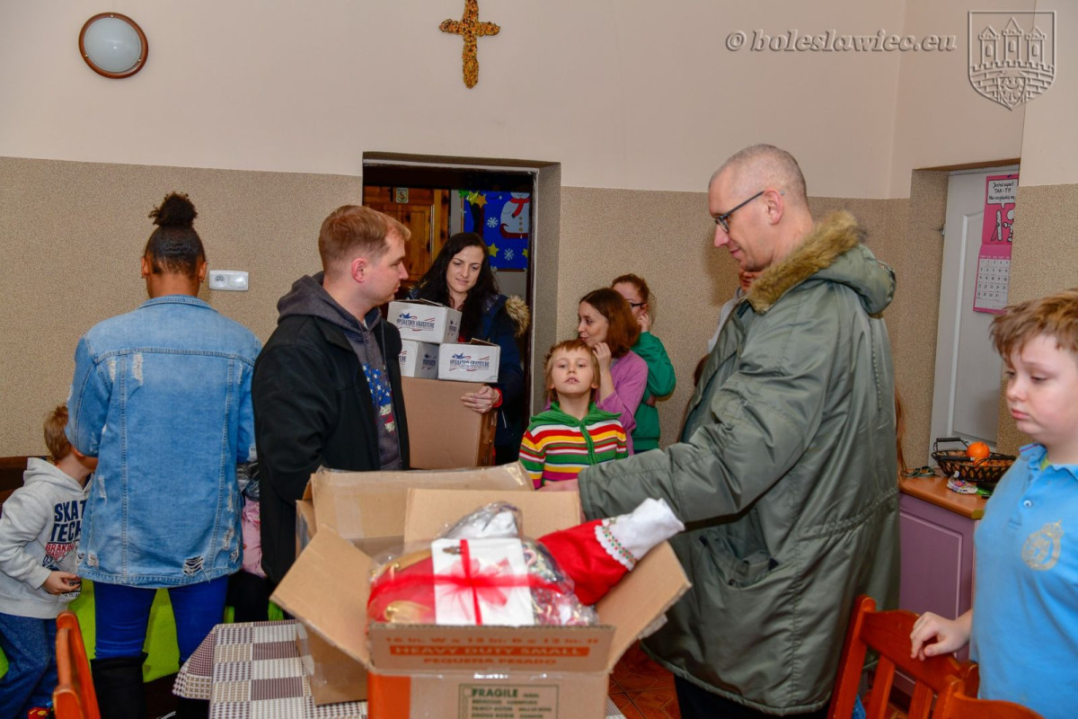 Żołnierze US Army żegnają się z Bolesławcem. Obdarowali dzieciaki z Domu Dziecka