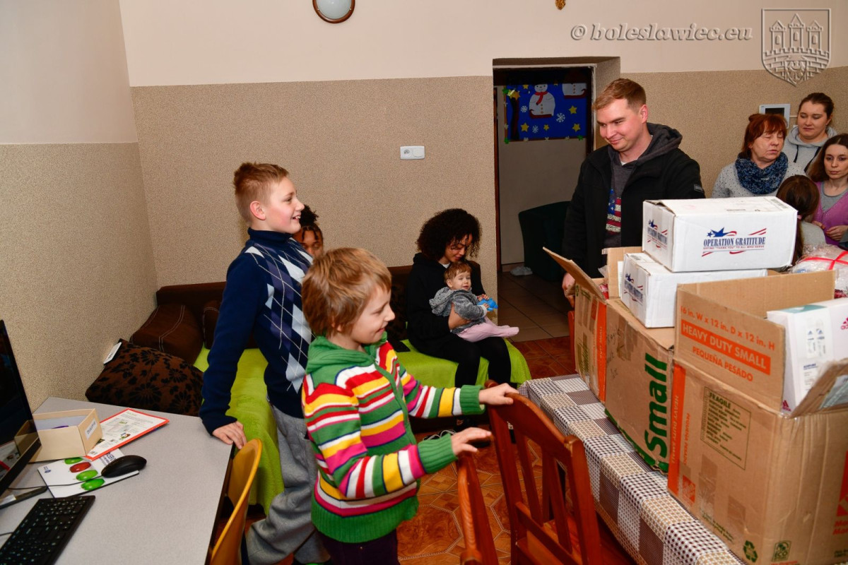 Żołnierze US Army żegnają się z Bolesławcem. Obdarowali dzieciaki z Domu Dziecka