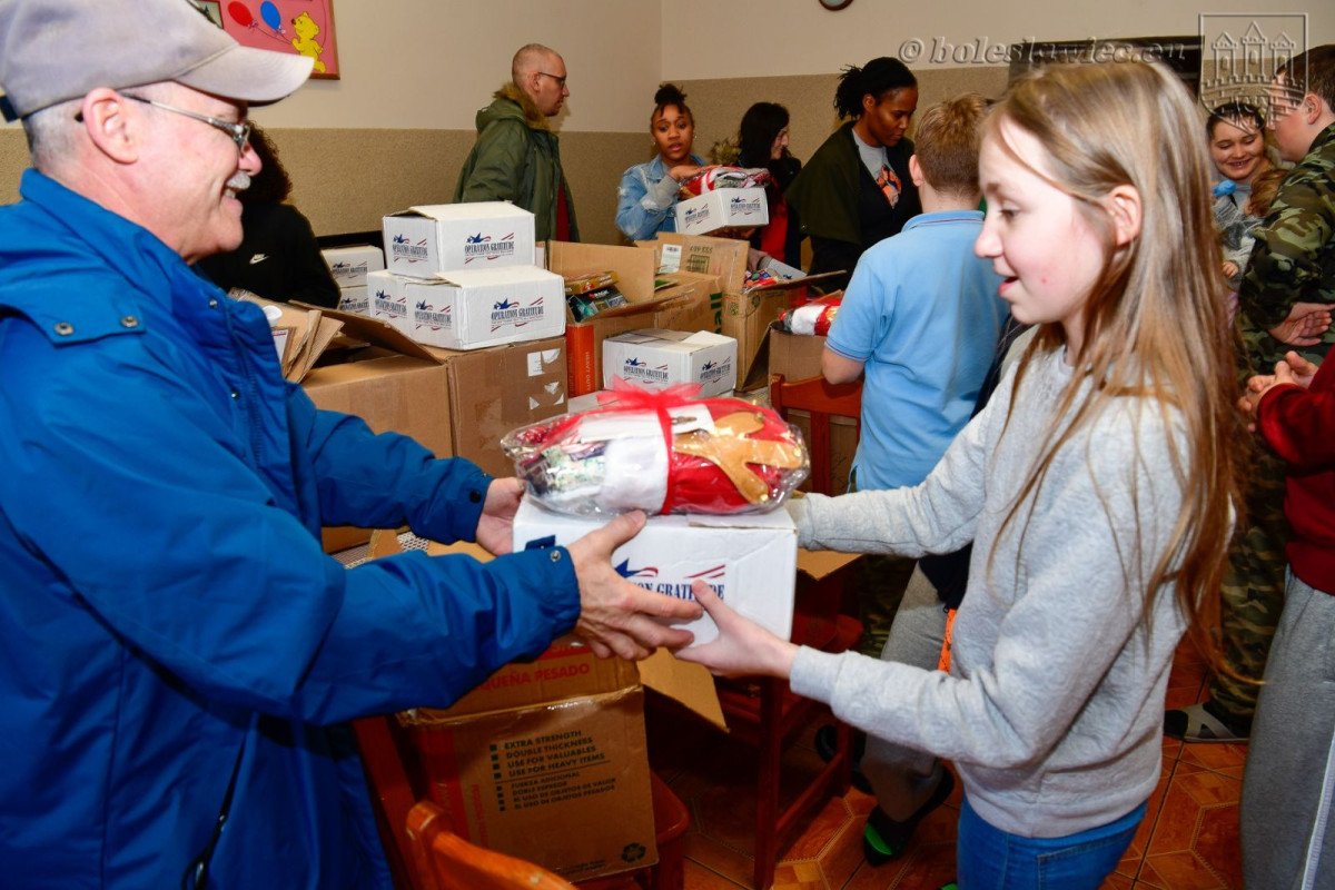 Żołnierze US Army żegnają się z Bolesławcem. Obdarowali dzieciaki z Domu Dziecka