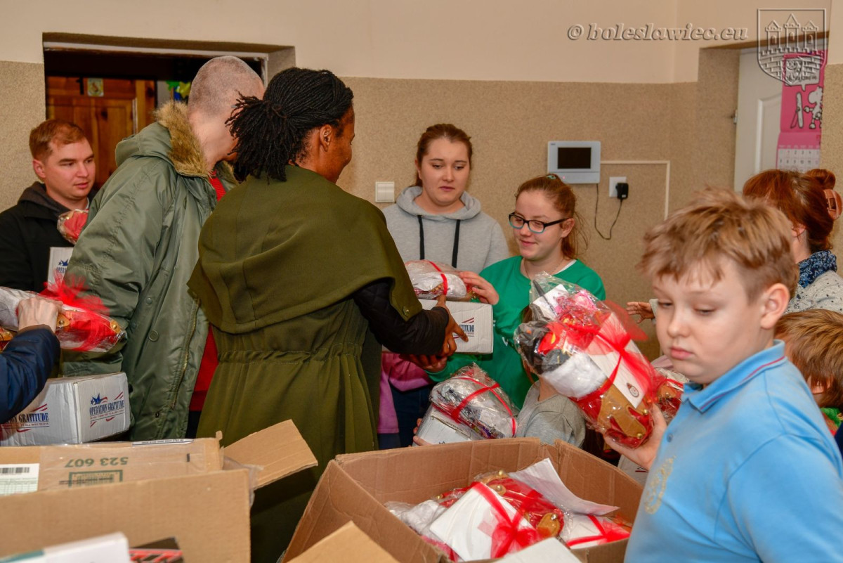 Żołnierze US Army żegnają się z Bolesławcem. Obdarowali dzieciaki z Domu Dziecka