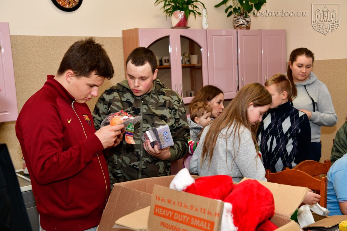 Żołnierze US Army żegnają się z Bolesławcem. Obdarowali dzieciaki z Domu Dziecka
