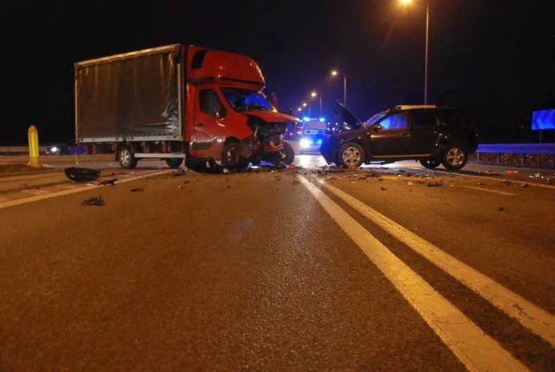Wypadek na drodze 94. 19-latek stracił prawo jazdy, odpowie przed sądem